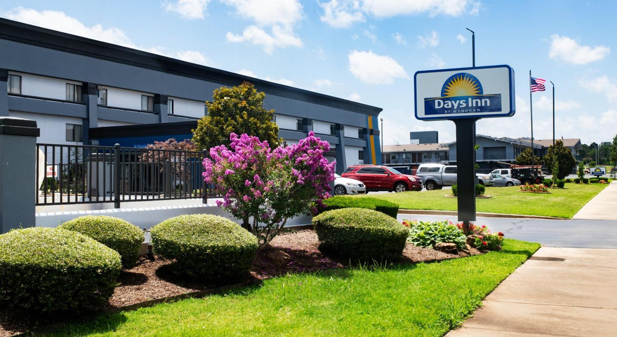 Days Inn By Wyndham Fort Smith Bagian luar foto